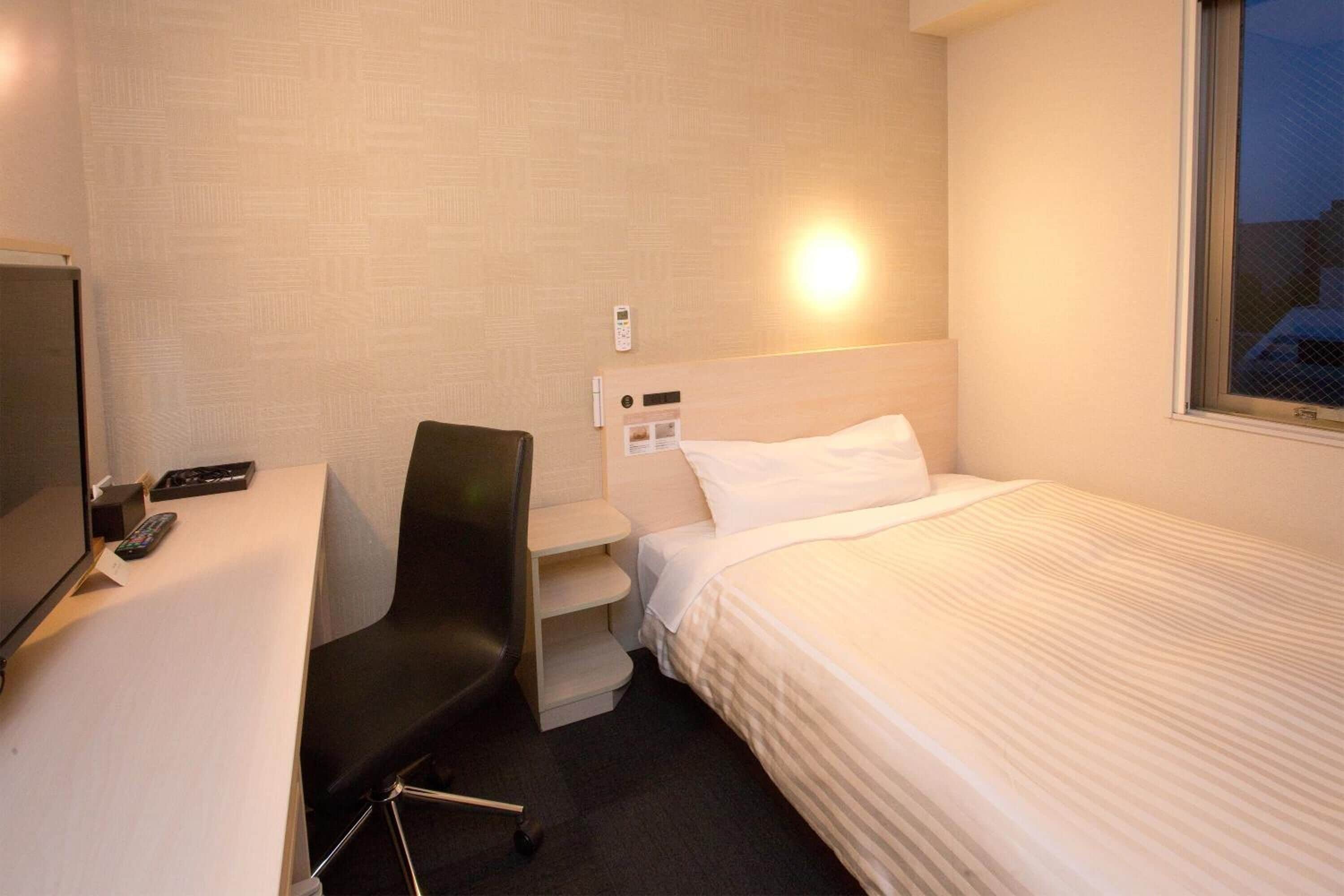 desk, soundproofing, free wifi, bed sheets