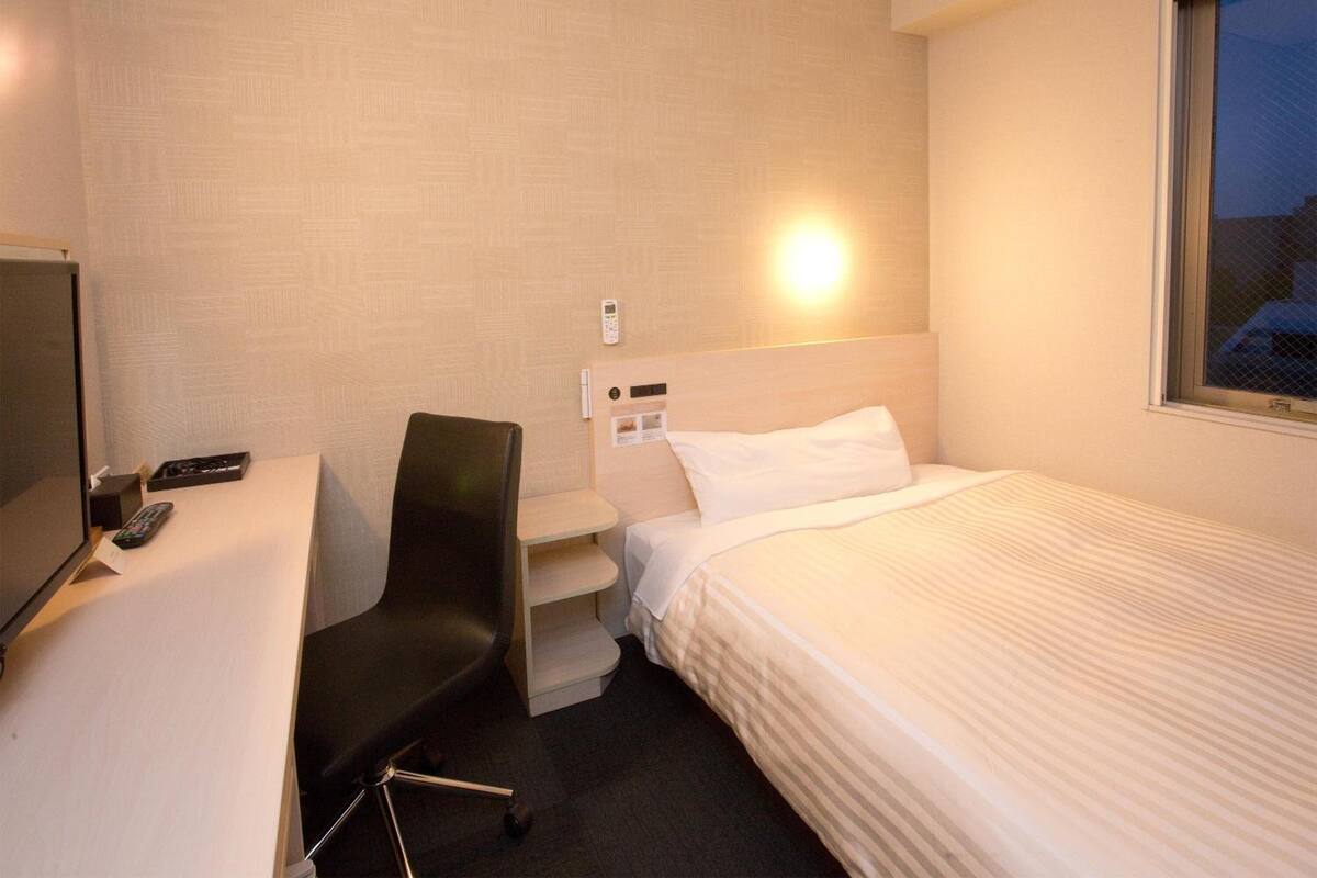 desk, soundproofing, free wifi, bed sheets