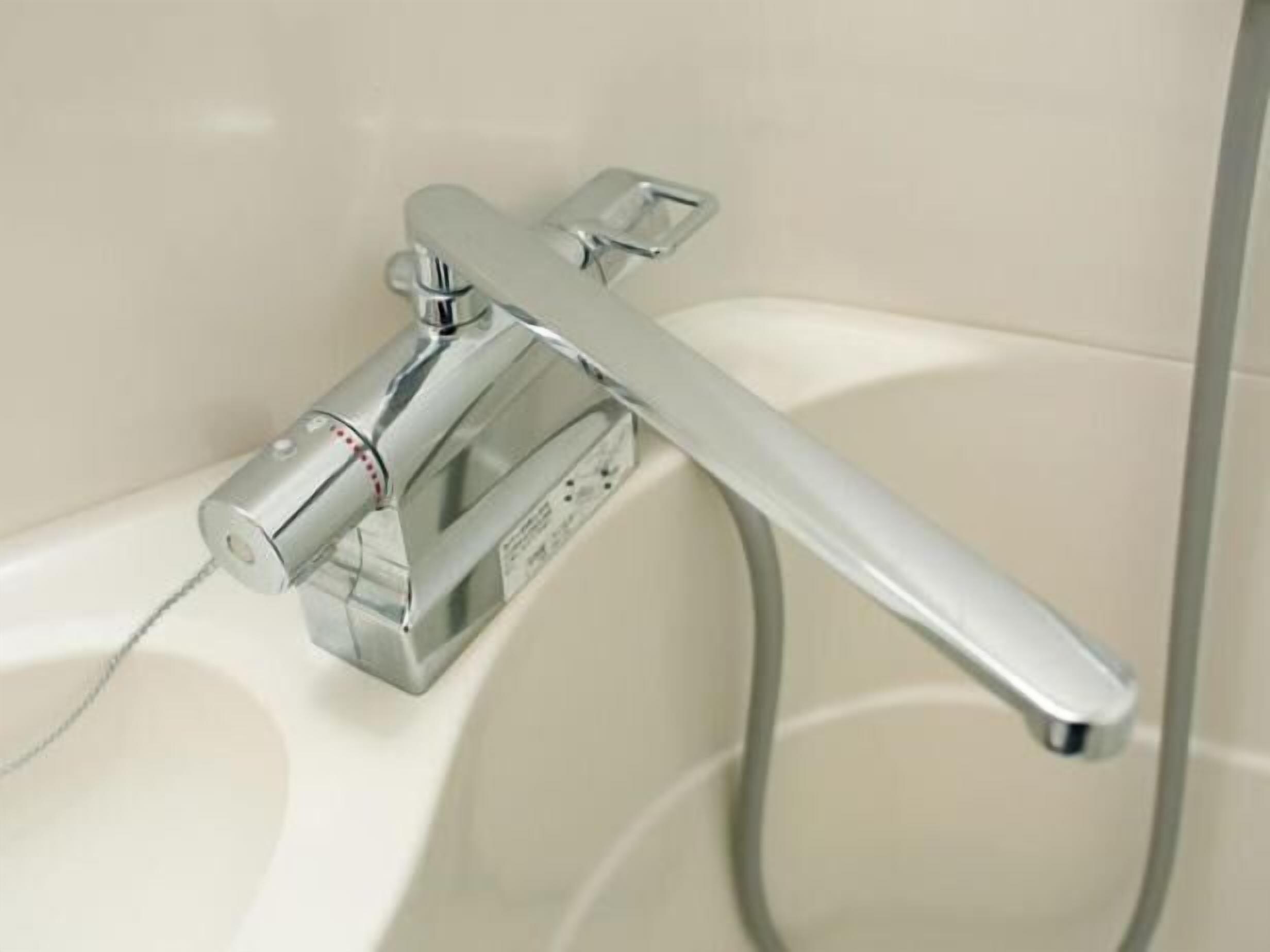 combined shower/bathtub, free toiletries, hair dryer, slippers