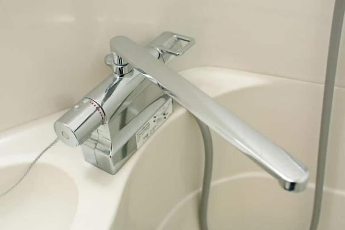 combined shower/bathtub, free toiletries, hair dryer, slippers