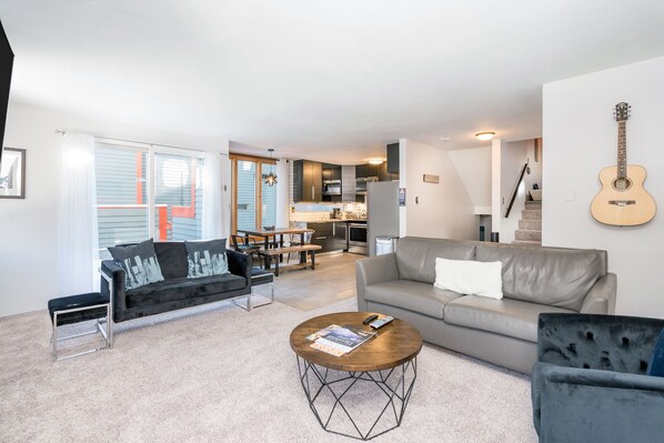 Smart TV, fireplace, books, music library