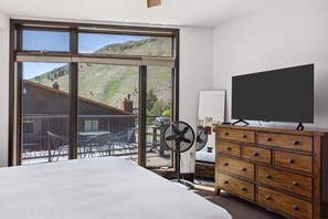 2 bedrooms, desk, iron/ironing board, WiFi