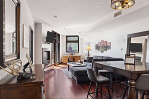 Smart TV, fireplace