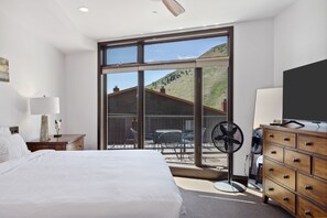 2 bedrooms, desk, iron/ironing board, WiFi