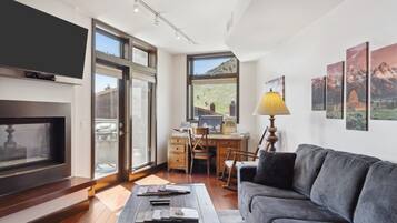 智能电视、壁炉