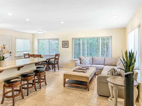 Een televisie, een open haard, een dvd-speler en een stereo