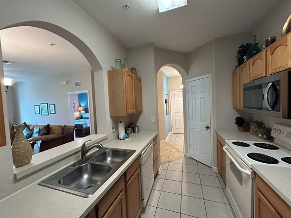 Jääkaappi, mikroaaltouuni, uuni, liesi