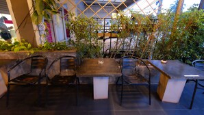 Terrace/patio - Let It Bee Econo Hostel (Ko Lanta)