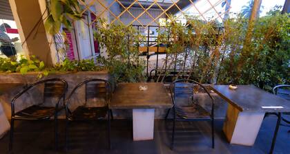 Let It Bee Econo Hostel