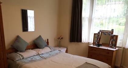 Charming, Spacious, 2 Bedroom Apartment - Elizabeth & Central Lines