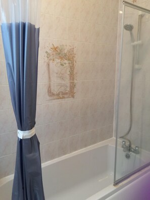 Ensemble douche/baignoire, sèche-cheveux, serviettes fournies, savon