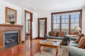 Smart TV, fireplace - Outpost: Grand View 331 - Teton Views and AC! (Jackson)