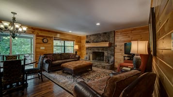 Televisión, chimenea, reproductor de DVD y tenis de mesa