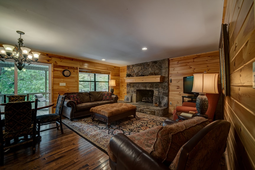Lakefront, Pontoon Boat, Hot Tub, Firepit, Fireplace . Wide Lake Mountain View - Nottely Lake, GA