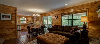 LAKEFRONT, PONTOON BOAT, HOT TUB, FIREPIT, Fireplace . Wide lake Mountain View 