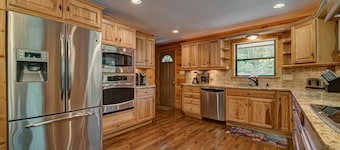 LAKEFRONT, PONTOON BOAT, HOT TUB, FIREPIT, Fireplace . Wide lake Mountain View 