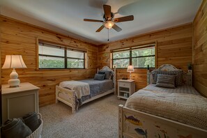 3 bedrooms, iron/ironing board, WiFi, bed sheets - LAKEFRONT, PONTOON BOAT, HOT TUB, FIREPIT, Fireplace . Wide lake Mountain View  (Blairsville)