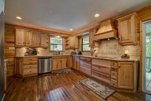 Fridge, microwave, oven, stovetop - LAKEFRONT, PONTOON BOAT, HOT TUB, FIREPIT, Fireplace . Wide lake Mountain View  (Blairsville)
