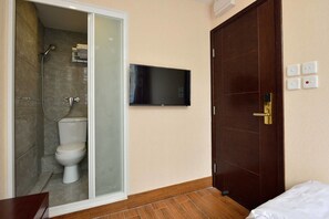 Exclusive Twin Room | Bathroom | Shower, free toiletries, hair dryer, slippers - HK Mingdu Hostel (Kowloon)