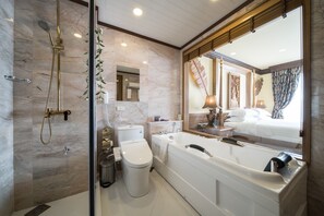 Grand Deluxe Room | Kamar mandi | Bathtub dan shower terpisah dan pancuran hujan