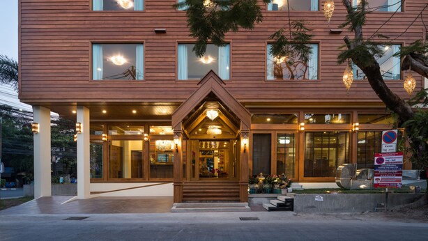 Un hôtel doté d’une façade moderne, de nombreuses fenêtres et d’une entrée bien éclairée.