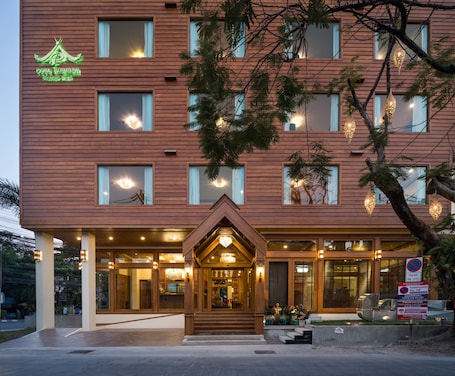 Fachada de la propiedad por la tarde o noche