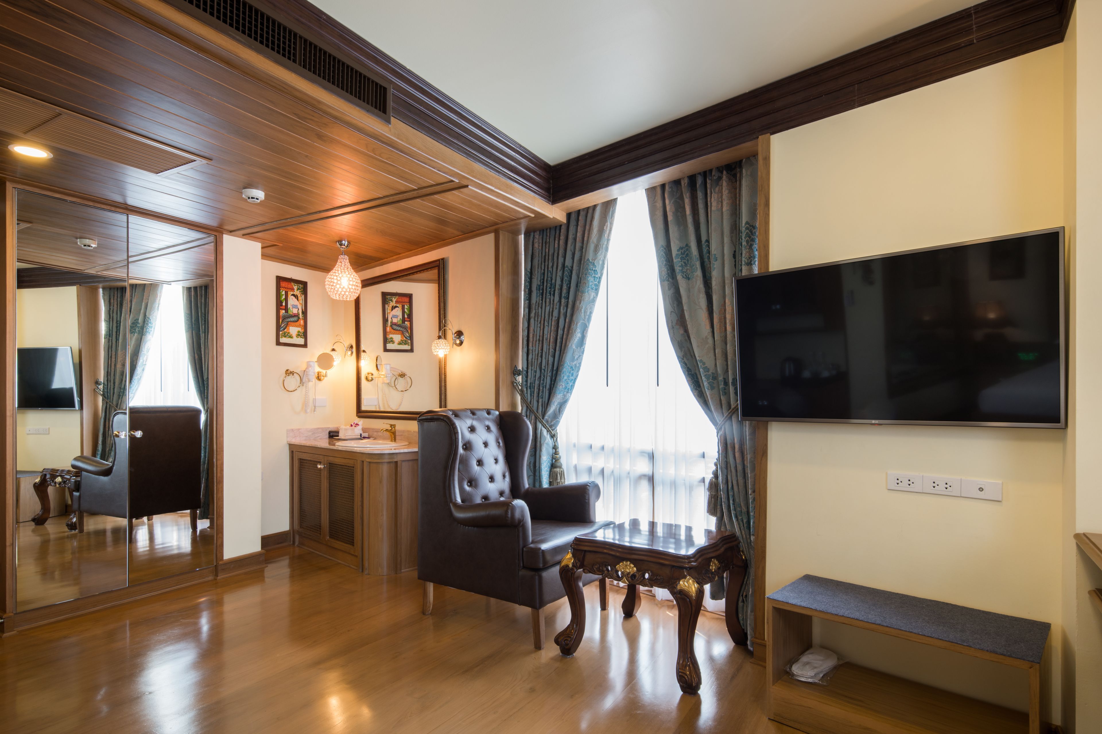 grand peak pangniman room | living area | 49-inch smart tv with cable channels, tv