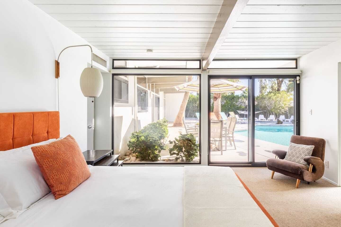 3 habitaciones, escritorio y tabla de planchar con plancha 