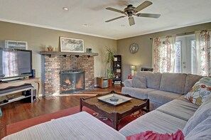 TV, lareira, videogames, DVD player