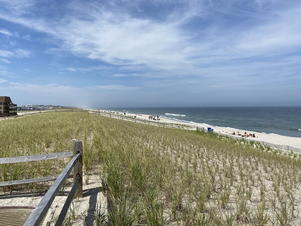 Nära stranden och solstolar