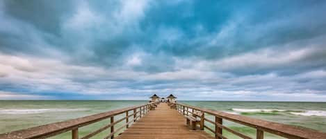 Strand | Aan het strand, ligstoelen aan het strand, strandlakens