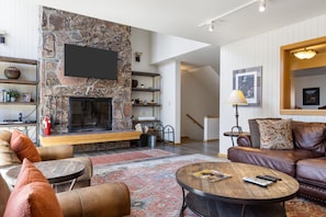Smart TV y chimenea 