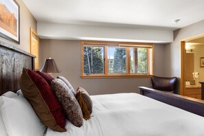 4 bedrooms, desk, iron/ironing board, WiFi