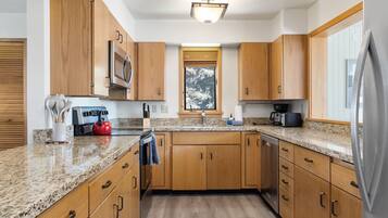 Kylskåp, mikrovågsugn, ugn och spishäll