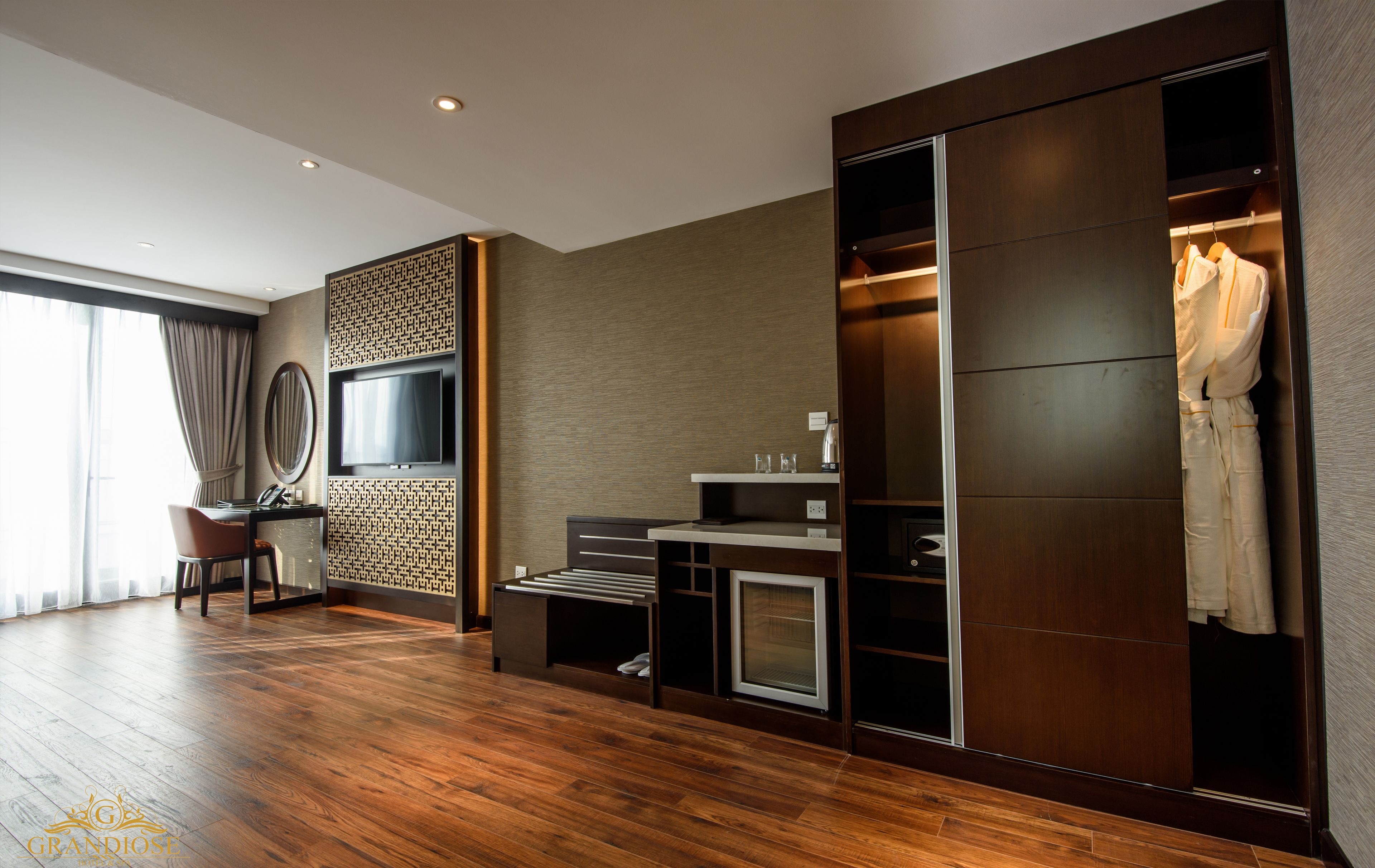 premium room | 1 bedroom, premium bedding, minibar, in-room safe