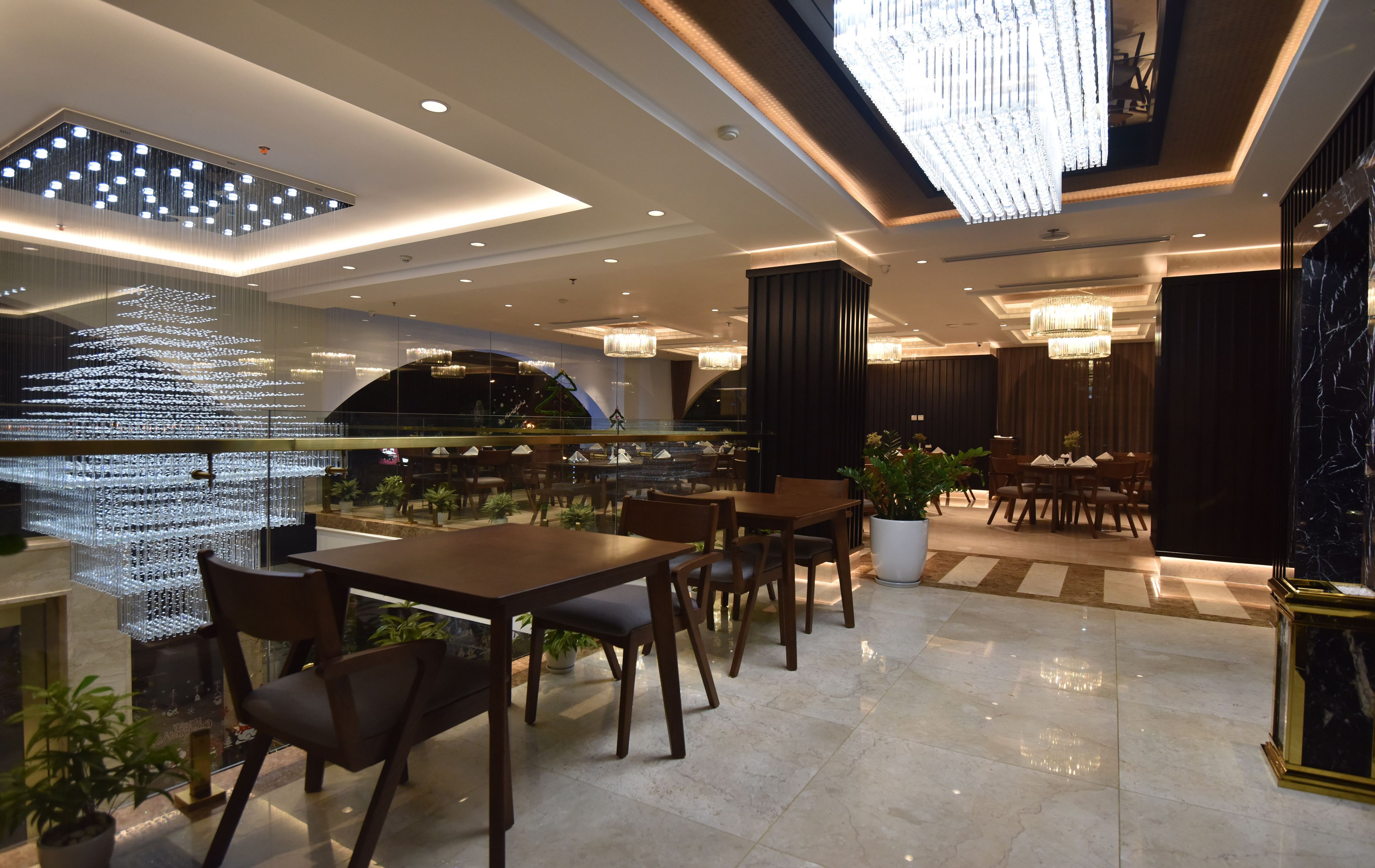 2 restaurants, breakfast, lunch, dinner served; vietnamese cuisine