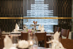 2 restaurantes; se sirve desayuno, almuerzo y cena; cocina vietnamita