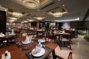 2 restauranter, der serverer morgenmad, frokost og aftensmad