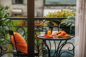 Se sirven desayunos, comidas, cenas y cocina local e internacional