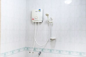 Twin Room with Air Conditioned | Baño | Ducha, artículos de higiene personal gratuitos, toallas y jabón