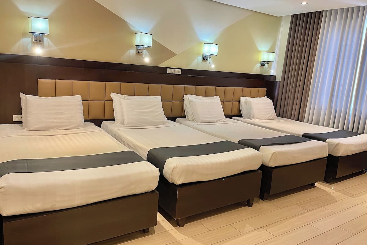 VIP Class Quad | Desk, iron/ironing board, free WiFi, bed sheets