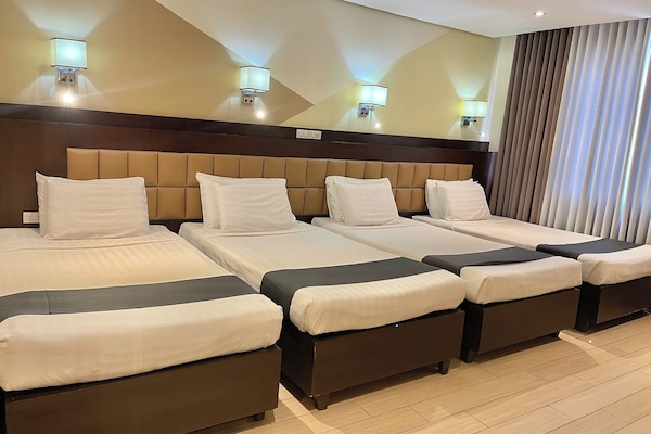 VIP Class Quad | Desk, iron/ironing board, free WiFi, bed sheets