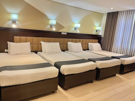 Quadrupla Luxury | Una scrivania, ferro/asse da stiro, Wi-Fi gratuito, lenzuola