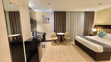 VIP Class Queen | 1 bedroom, desk, iron/ironing board, free WiFi