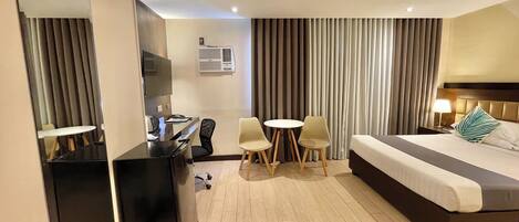 Escritorio, tabla de planchar con plancha, wifi gratis y ropa de cama