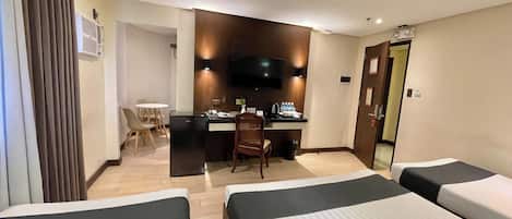 Family Room | Desk, iron/ironing board, free WiFi, bed sheets