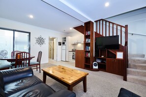 Classic Townhome, 1 Queen Bed, Courtyard View | Living area | Flat-screen TV, DVD player - Fremantle Townhouse Unit 4 (Fremantle)