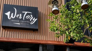 Fachada con un letrero que dice "Westory Design Poshtel".