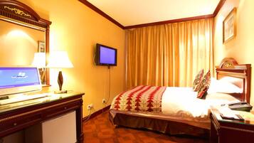 Deluxe Double Room | Minibar, in-room safe, desk, blackout drapes