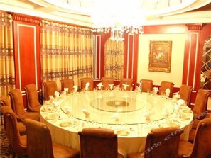 Breakfast, lunch and dinner served - Tumaris Hotel (Urumqi)